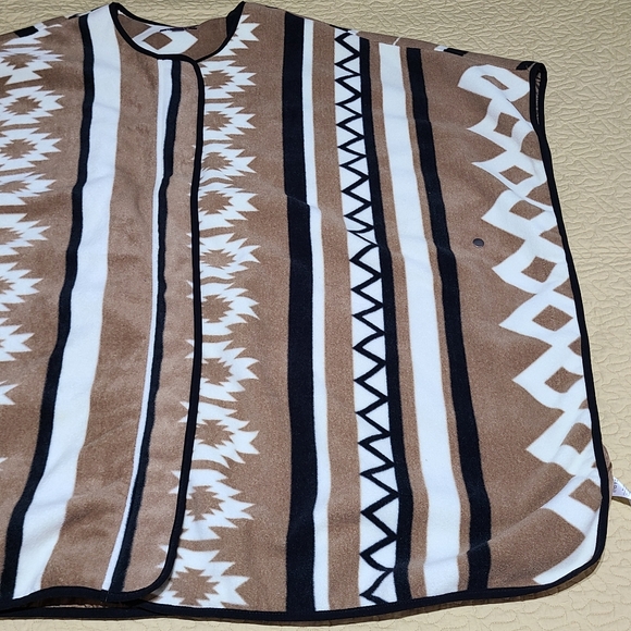 Roman's Western tribal pattern fleece cape poncho size 0X - Picture 3 of 11